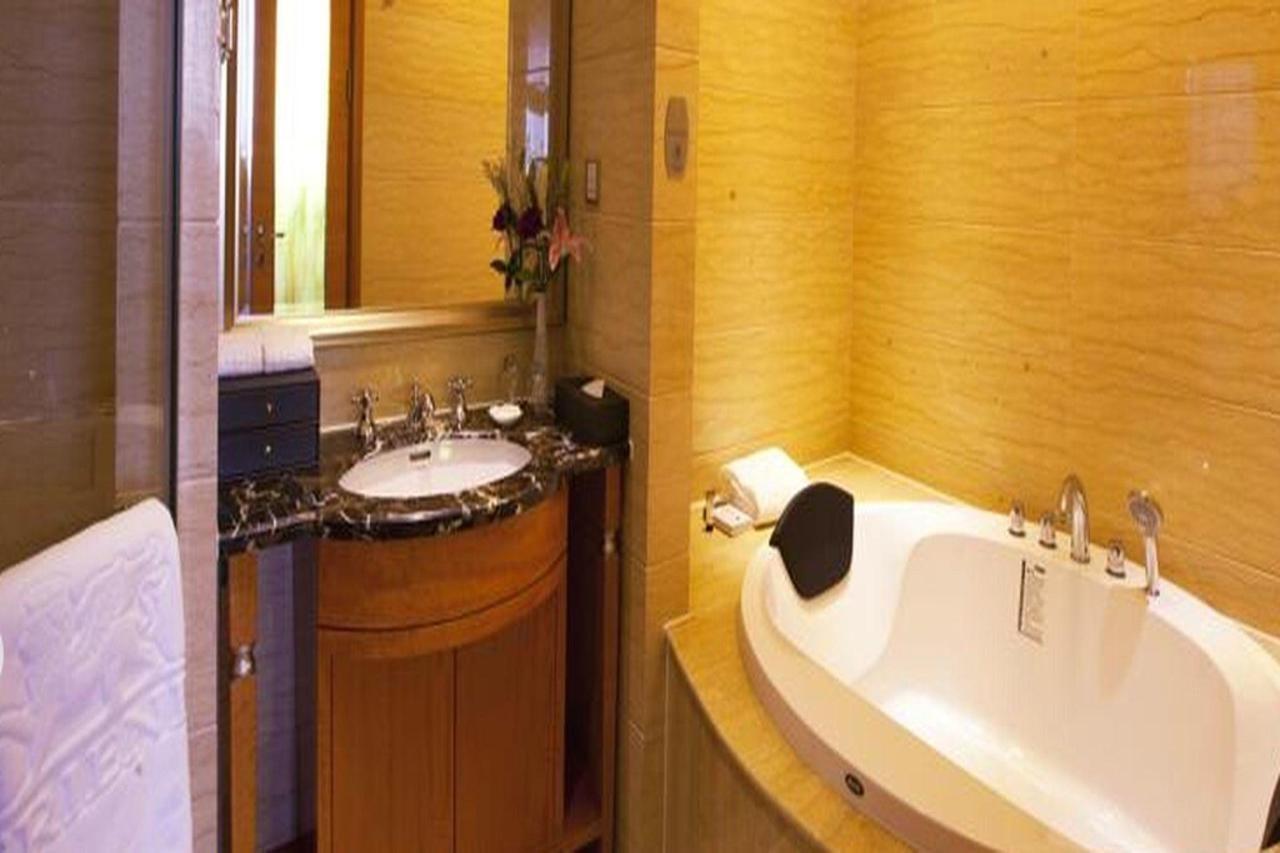 Friend Hotel Shanghai Bagian luar foto